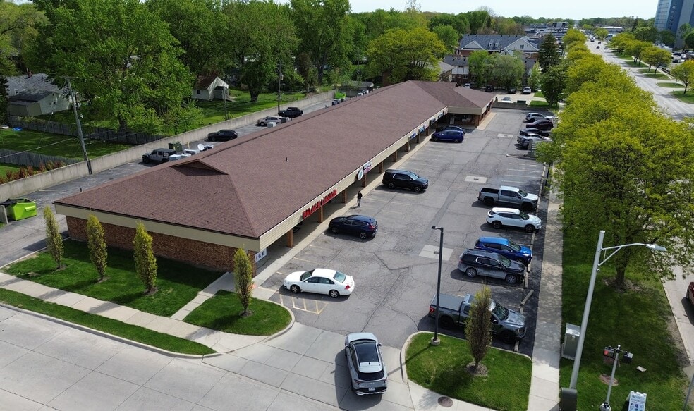 More Photos Of 560-650 W 14 Mile Rd, Clawson Unknown For Lease