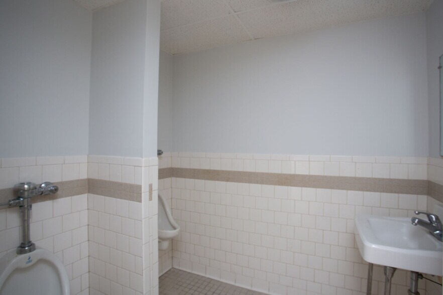 More Photos Of 384 Main st, Timberville Freestanding For Lease