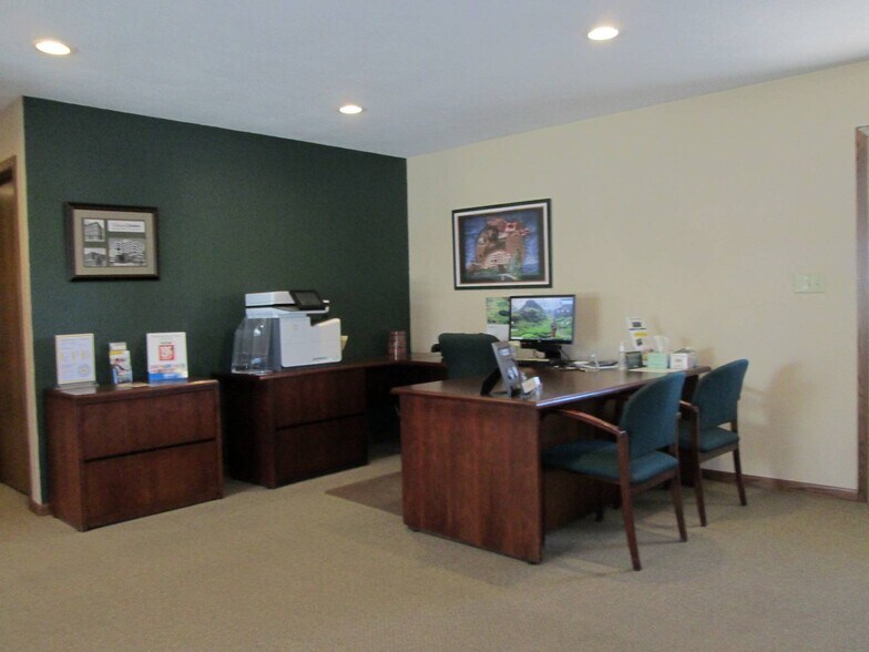 More Photos Of 101 7th St S, Saint James Freestanding For Lease