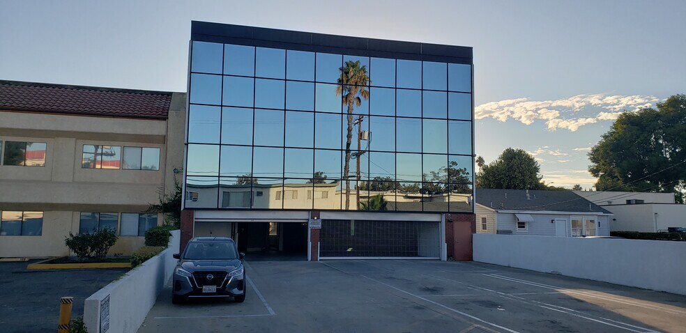 More Photos Of 7033 Owensmouth Ave, Canoga Park Office For Lease