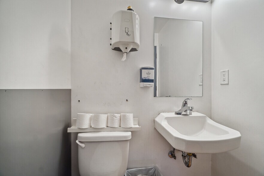 More Photos Of 1000 Rue Hickson, Verdun Office For Lease