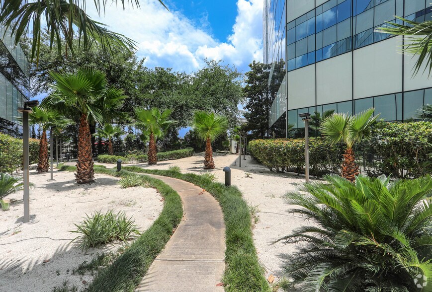 More Photos Of 5821 Southwest Fwy, Houston Office For Lease