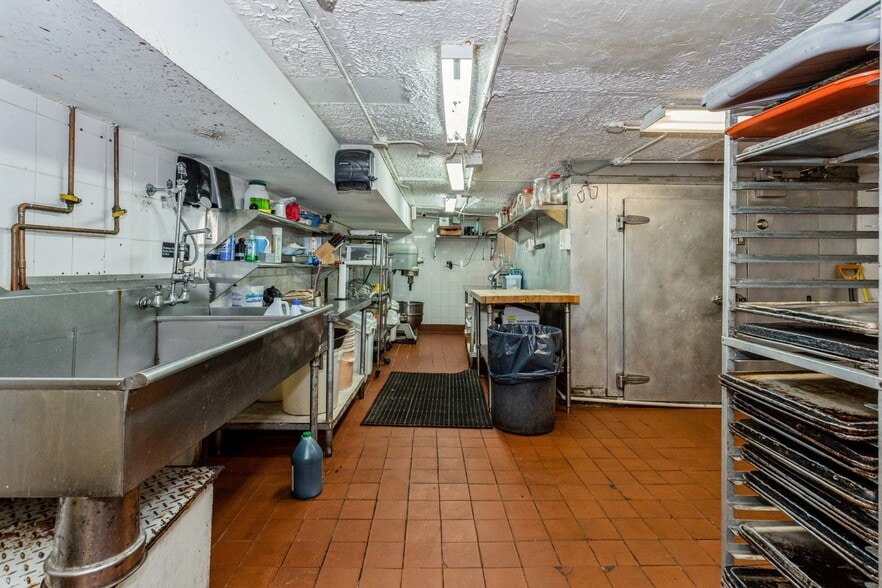 More Photos Of 17801-17805 Union Tpke, Fresh Meadows Storefront For Lease