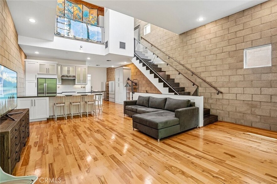 More Photos Of 717 N Highland Ave, Los Angeles Light Distribution For Sale