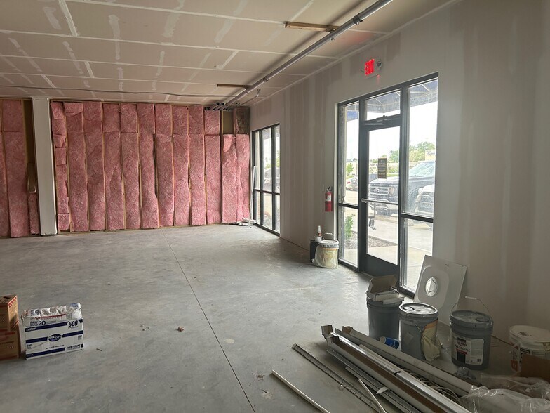 More Photos Of 860 Haines Dr, Liberty Office For Sale