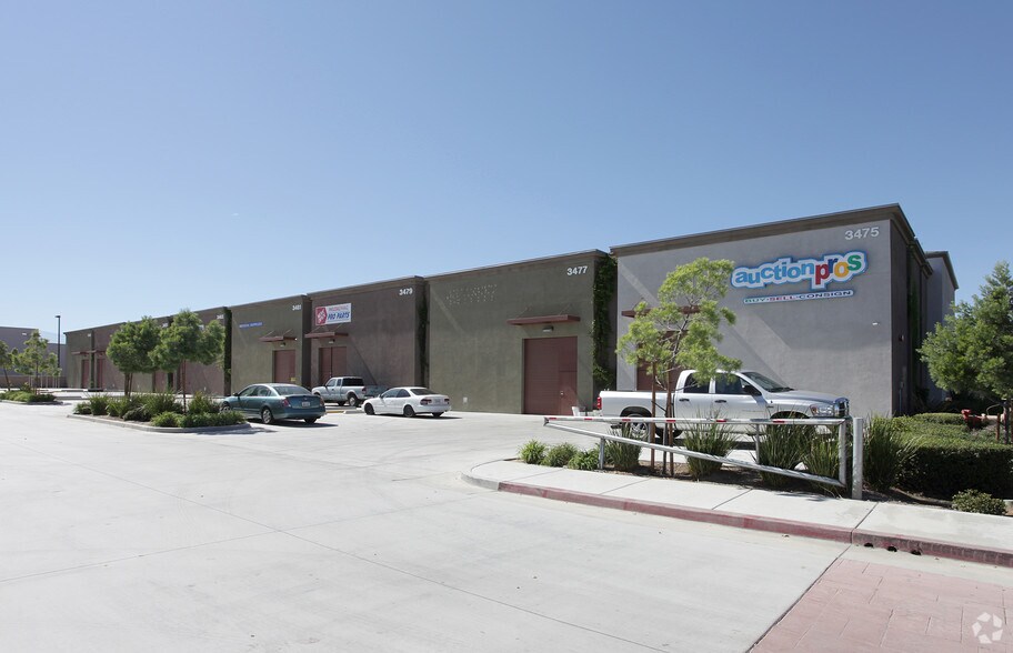 More Photos Of 3475-3489 W Devonshire Ave, Hemet Showroom For Lease
