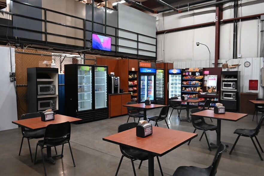 More Photos Of 2605 Marion Dr, Kendallville Distribution For Sale