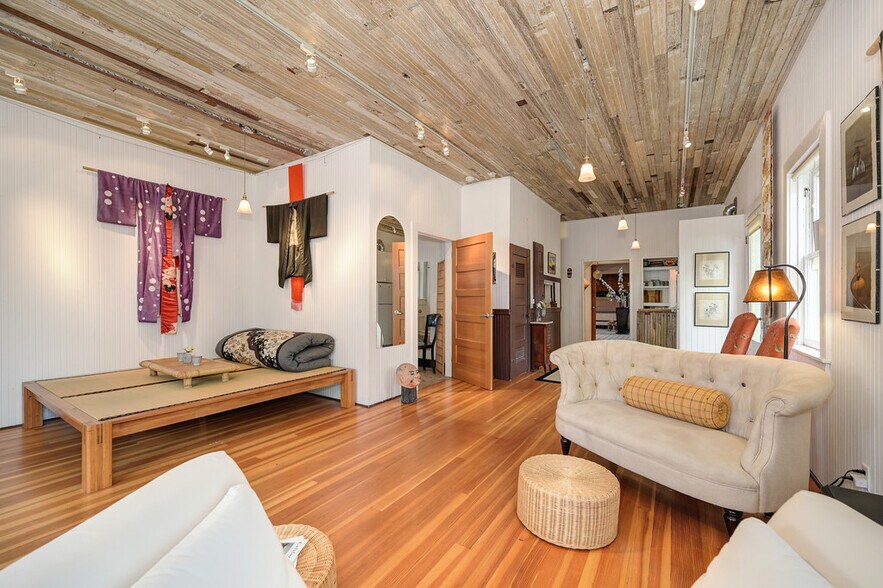 More Photos Of 1250 B St, Walnut Grove Showroom For Sale