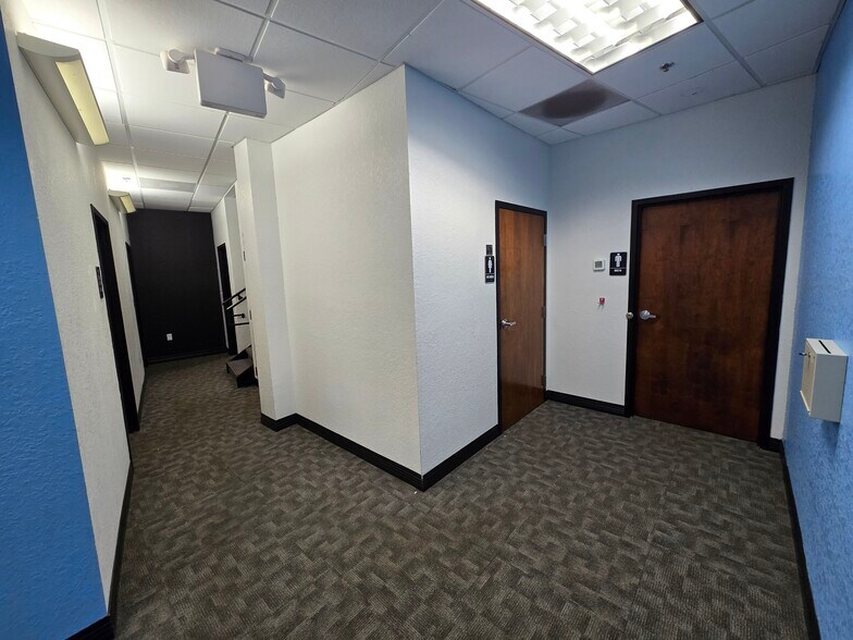 More Photos Of 6881 Kingspointe Pky, Orlando Flex For Lease