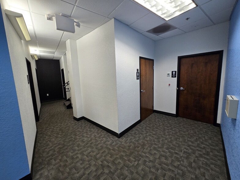 More Photos Of 6881 Kingspointe Pky, Orlando Flex For Lease