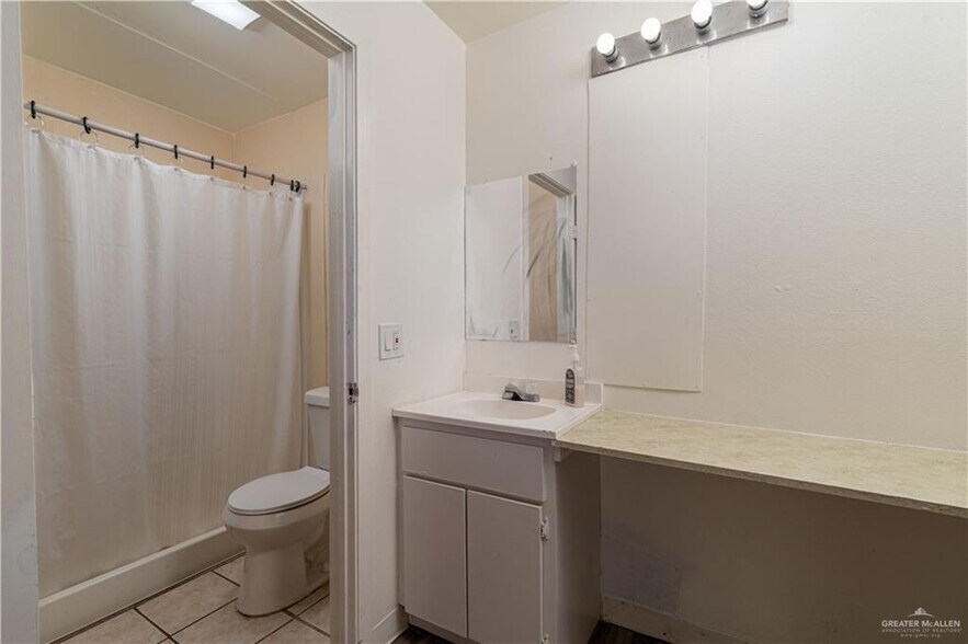 More Photos Of 2418 S Cage Blvd, Pharr Hotel For Sale
