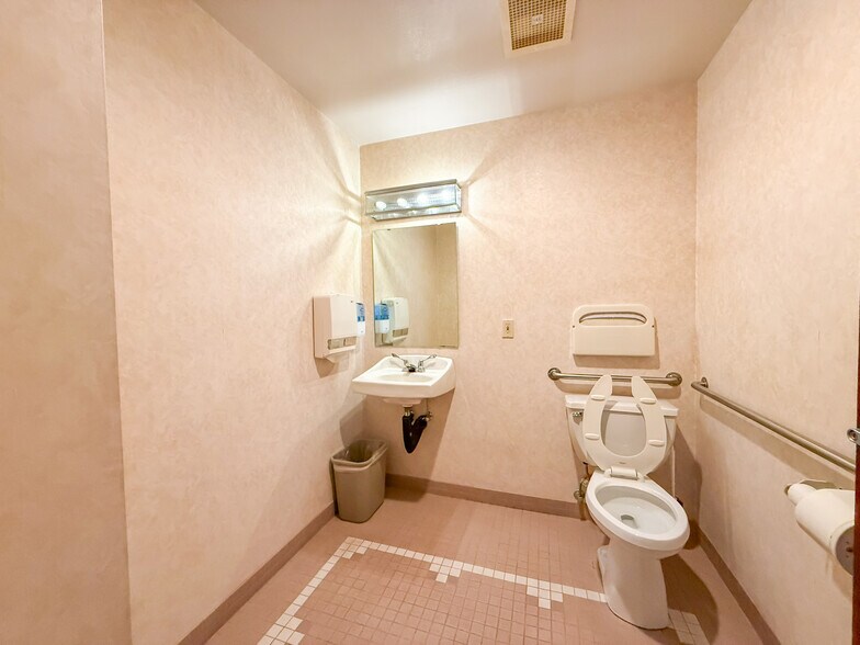 More Photos Of 910 S Scheuber Rd, Centralia Medical For Lease