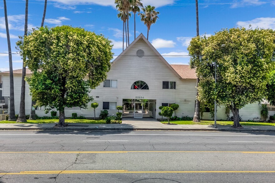 More Photos Of 20234 Roscoe Blvd, Los Angeles Apartments For Sale