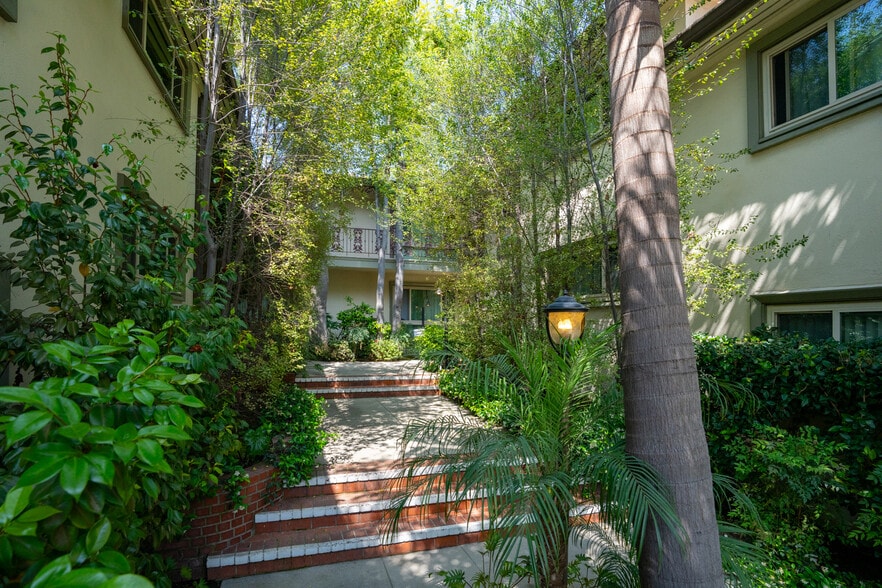 More Photos Of 1633 N Laurel Ave, Los Angeles Apartments For Sale