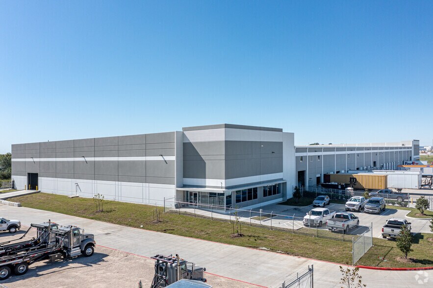 More Photos Of 2700 East Fwy, Baytown Unknown For Lease