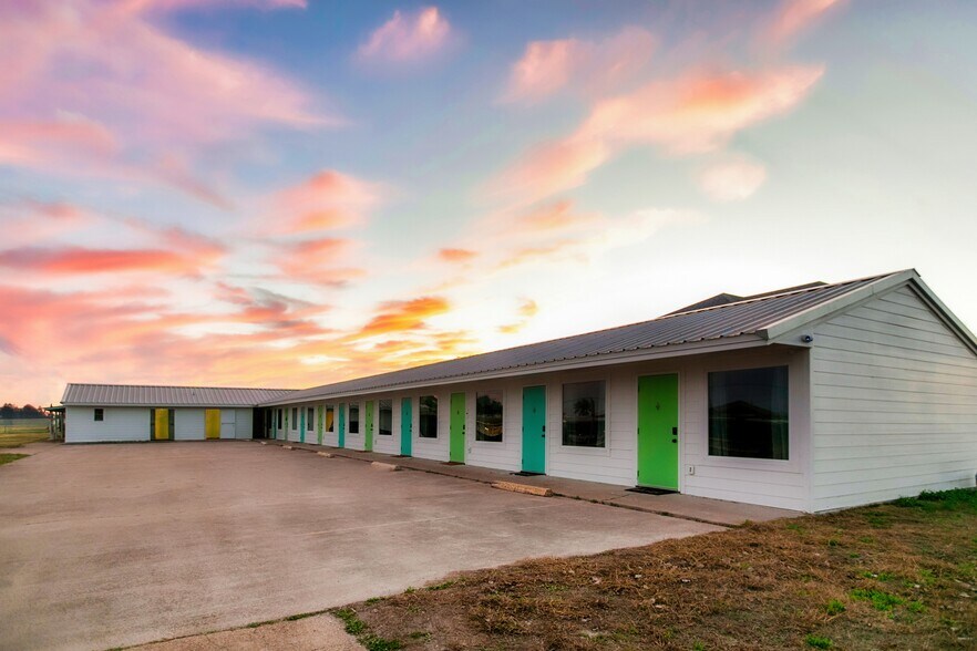 More Photos Of 907 S Church St, Rockport Hotel For Sale