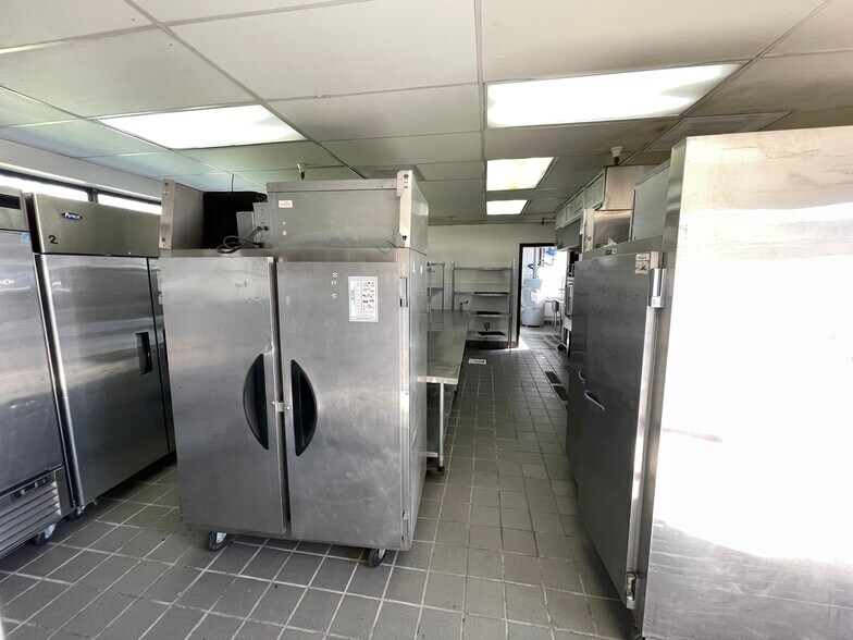 More Photos Of 5124 Bomber Ln, Mcclellan Flex For Lease