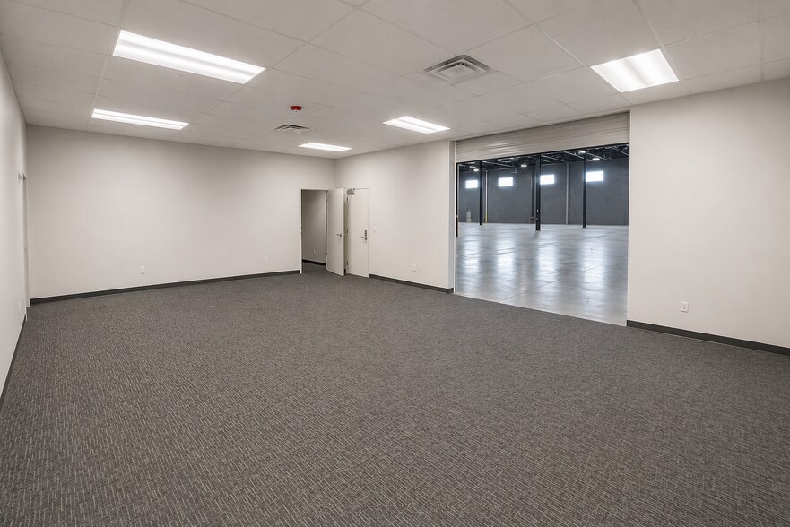 More Photos Of 5000 SW Regional Airport Blvd, Bentonville Warehouse For Lease