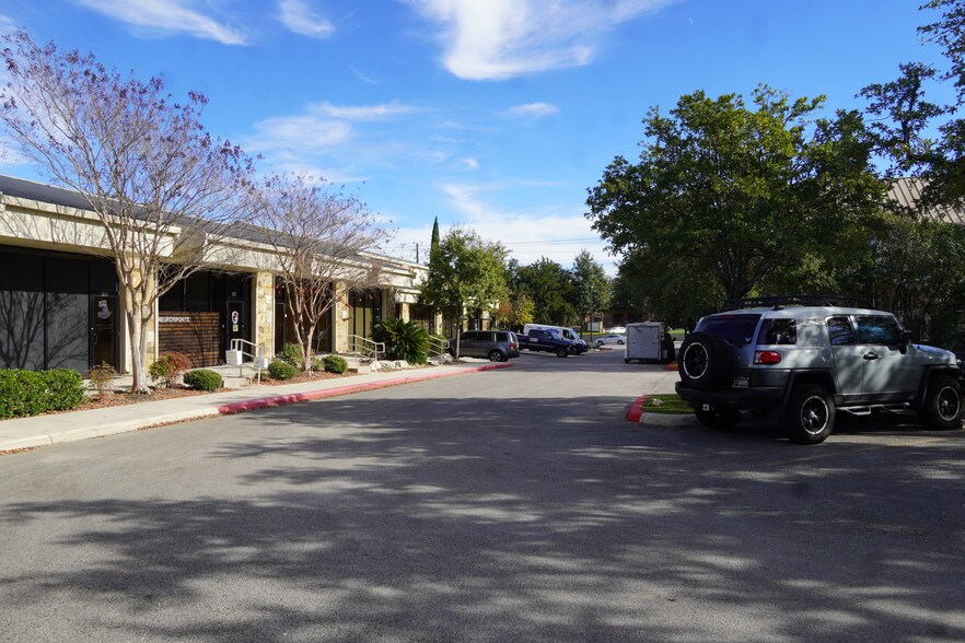 More Photos Of 12227 Huebner Rd, San Antonio Freestanding For Lease