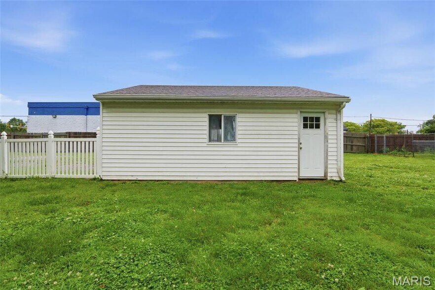 More Photos Of 5912 N Belt W, Belleville Flex For Sale