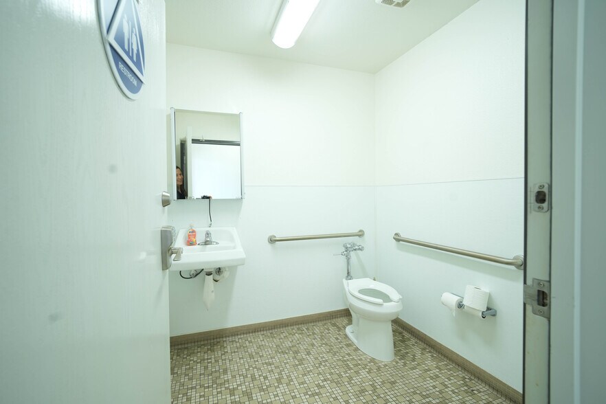 More Photos Of 11921 Sherman Way, North Hollywood Warehouse For Sale