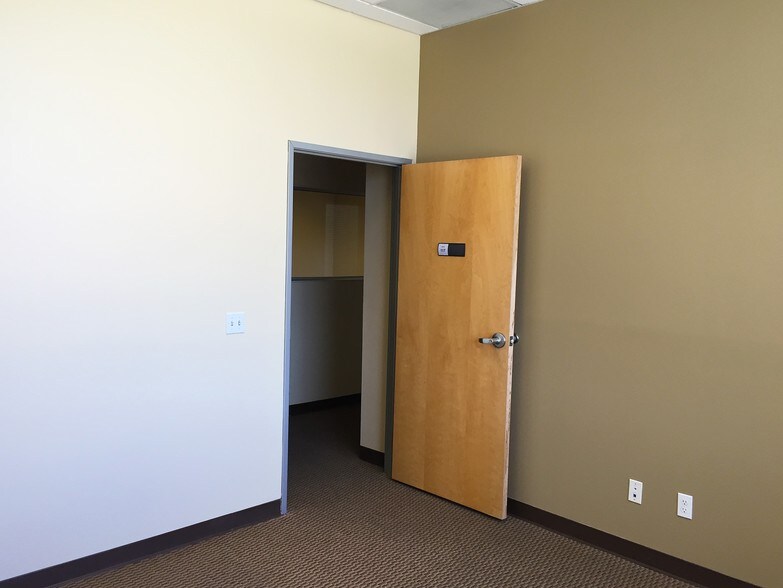 More Photos Of 10065 Via De La Amistad, San Diego Distribution For Lease