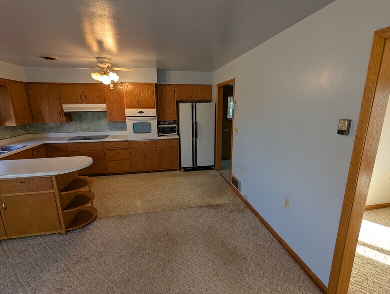 More Photos Of 340 Elm St E, Canova Sports And Entertainment For Sale