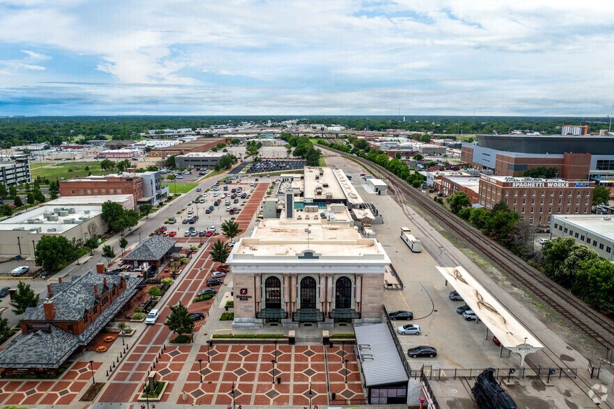 More Photos Of 703 E Douglas Ave, Wichita Office For Lease
