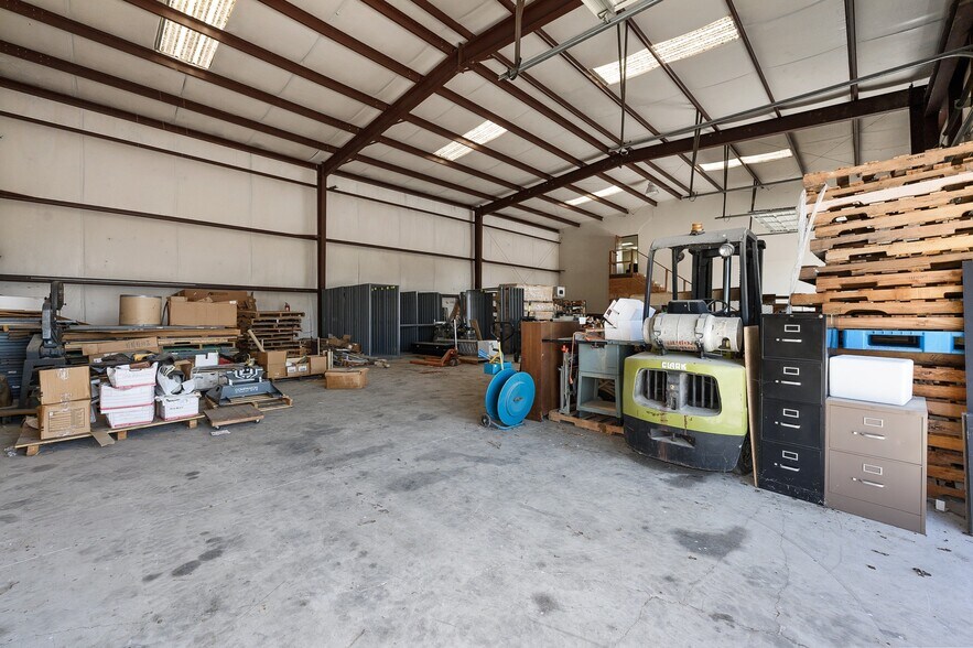 More Photos Of 165 Tecon Cv, Buda Warehouse For Lease