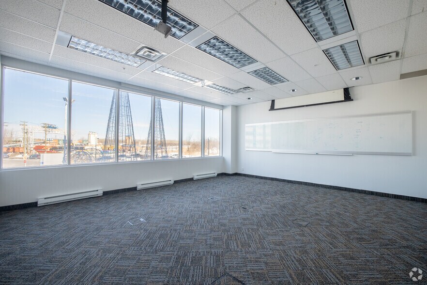More Photos Of 2250 Boul Alfred-Nobel, Montréal Office For Lease