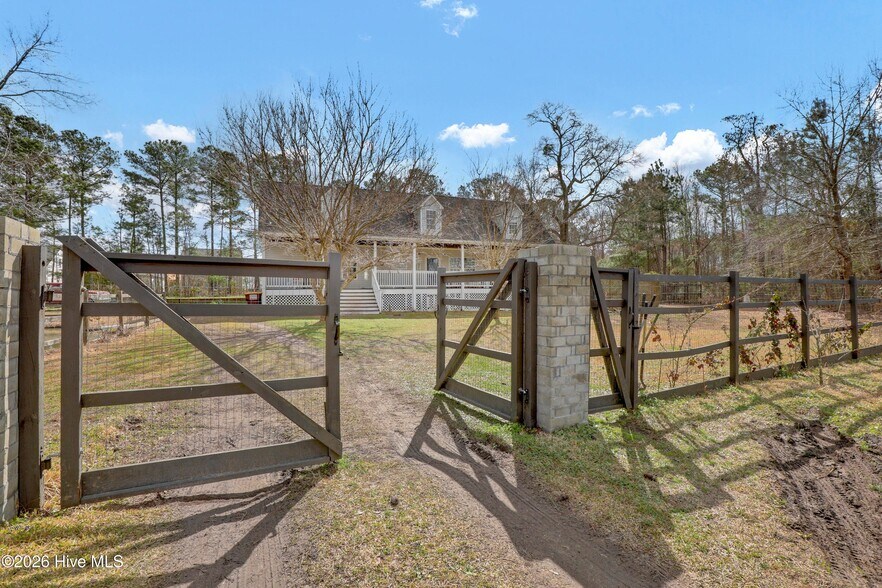 More Photos Of 1098 Hoover Rd, Hampstead Specialty For Sale