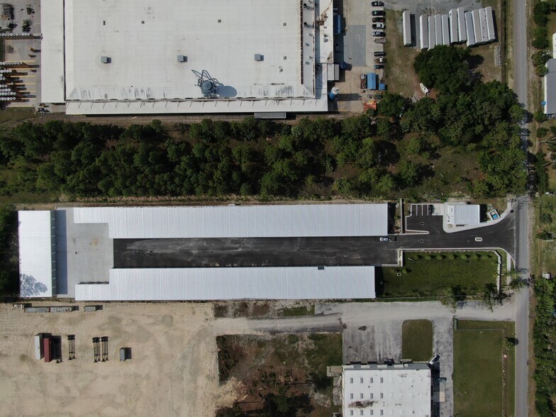 More Photos Of 11691 Industry Dr, Jacksonville Self Storage For Lease