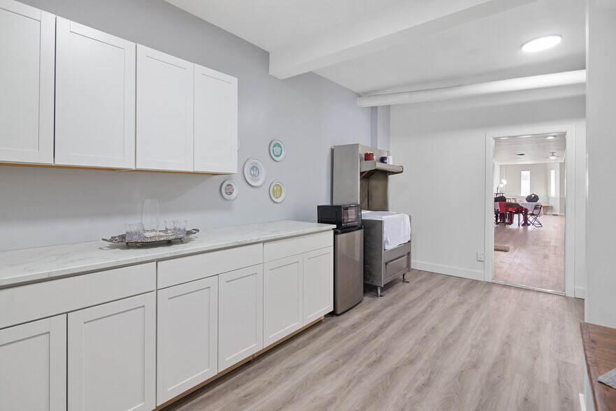 More Photos Of 10118 Eagle St, Dearborn Industrial For Sale