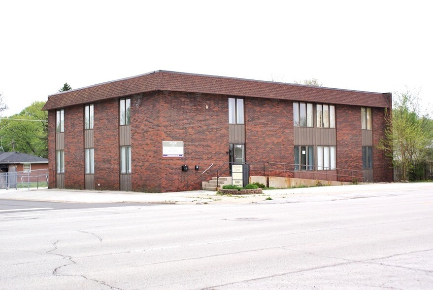 More Photos Of 3201 Union Ave, Steger Office For Sale