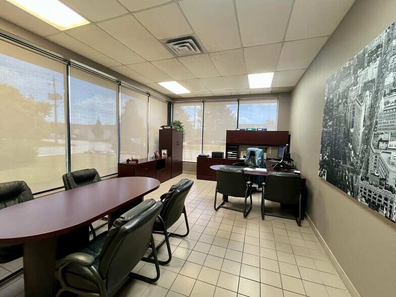 More Photos Of 95 Rankin St, Waterloo Flex For Sale