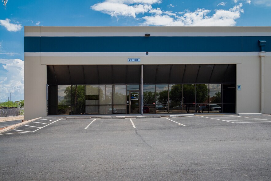 More Photos Of 777 E MacArthur Cir, Tucson Distribution For Lease