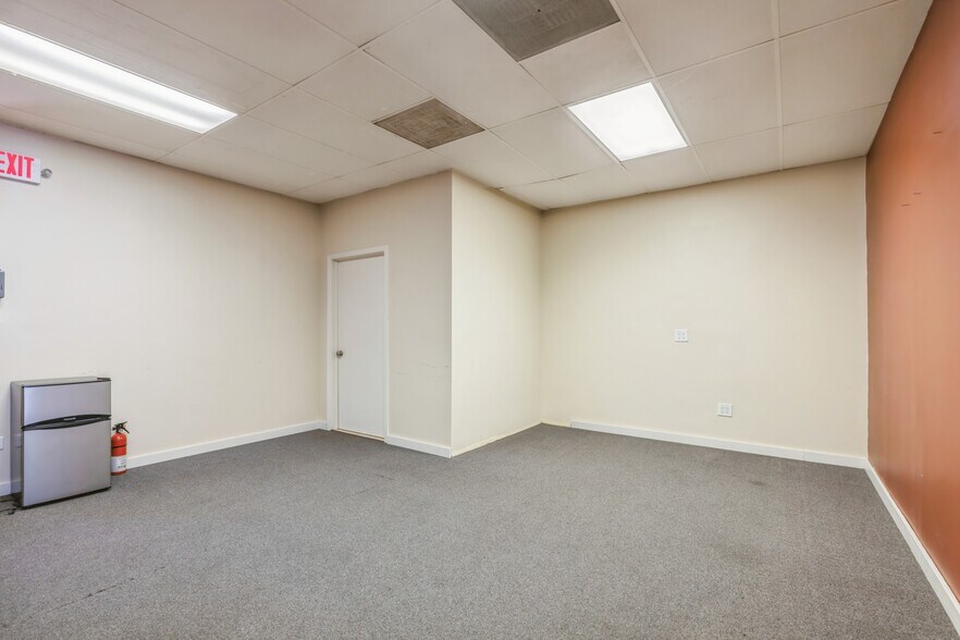 More Photos Of 207 W Northwest Hwy, Barrington Storefront Retail Office For Lease