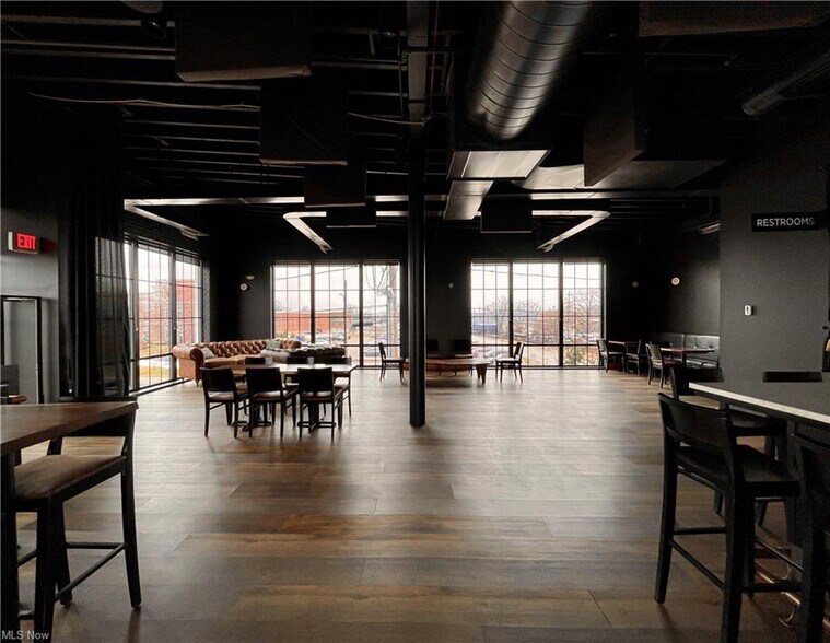 More Photos Of 3941 Erie St, Willoughby Restaurant For Lease