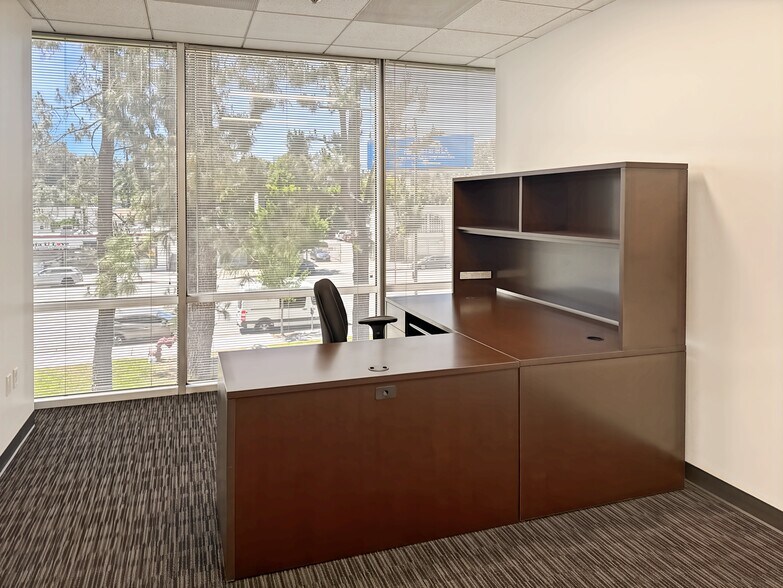 More Photos Of 21031 Ventura Blvd, Woodland Hills Coworking Space