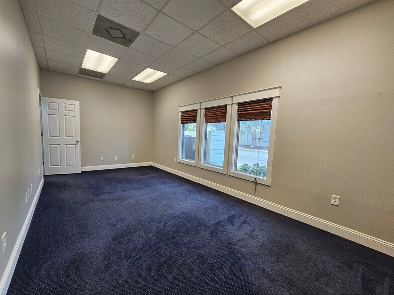 More Photos Of 913 Gulf Breeze Pky, Gulf Breeze Storefront Retail Office For Sale