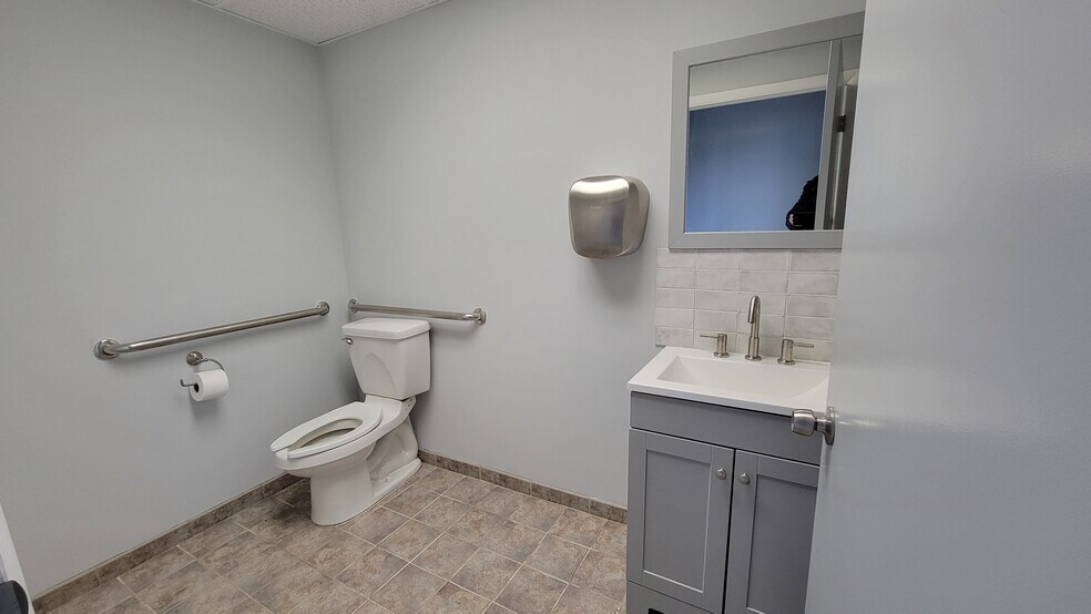 More Photos Of 14 Park Dr, Franklin Warehouse For Lease