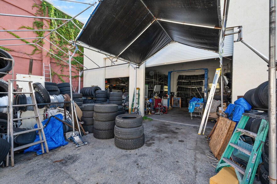 More Photos Of 3173 SE Railroad Ave, Stuart Service For Sale