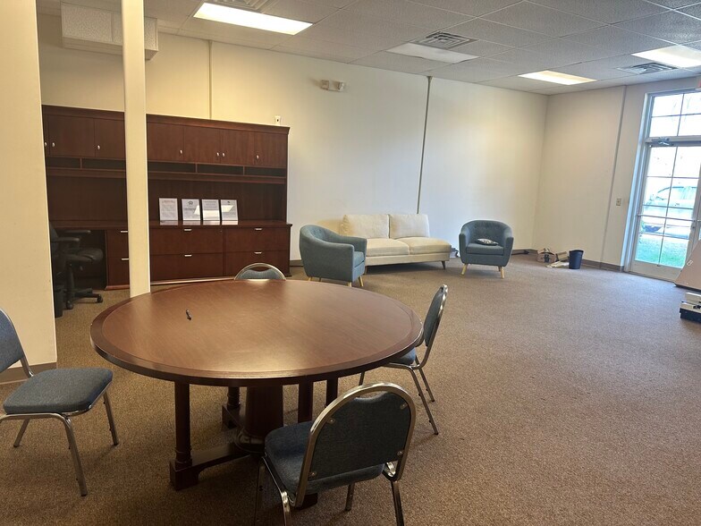 More Photos Of 150 Stone St, Villa Rica Office For Sale