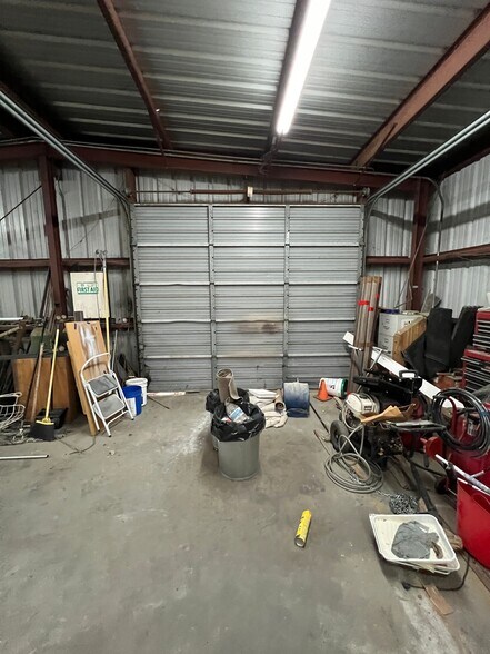 More Photos Of 2721 Empire Ave, Brentwood Flex For Lease