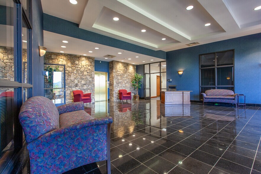 More Photos Of 14 One Center Ct, Franklin Medical For Sale