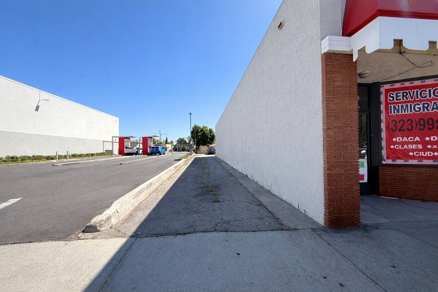 More Photos Of 6320-6322 Atlantic Blvd, Bell Storefront For Lease