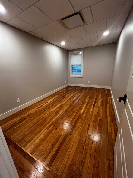 More Photos Of 50 Main St, East Greenwich Storefront Retail Office For Lease