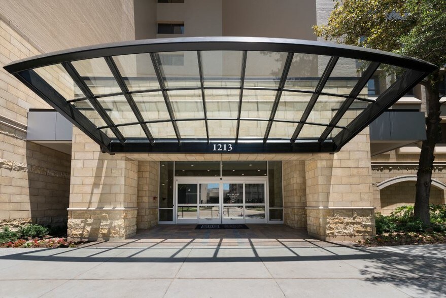 More Photos Of 1213 Hermann Dr, Houston Medical For Lease