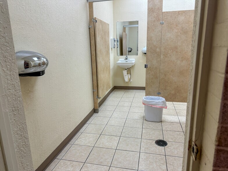 More Photos Of 104 W Reynolds St, Plant City Storefront Retail Office For Sale