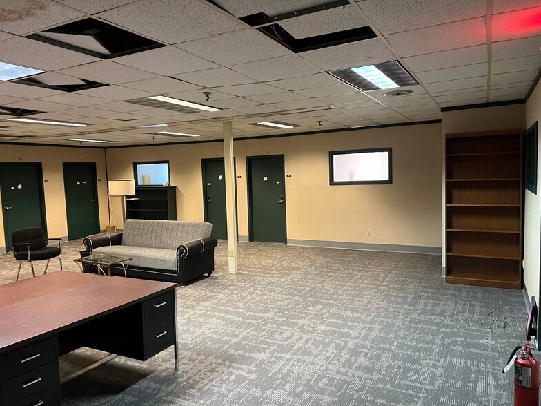 More Photos Of 136 Center St, Old Town Office For Sale